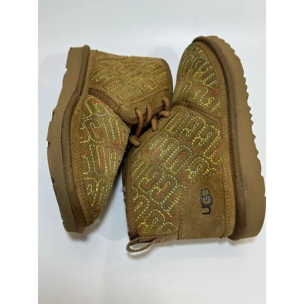 UGG Neumel Chukka Boots Graphic Stitch Logo Suede Look Chestnut Brown Size 2-FM5